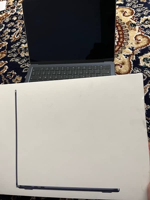 Mac Book Air M2 13.6 inches (256gb SSD 8gb RAM 1