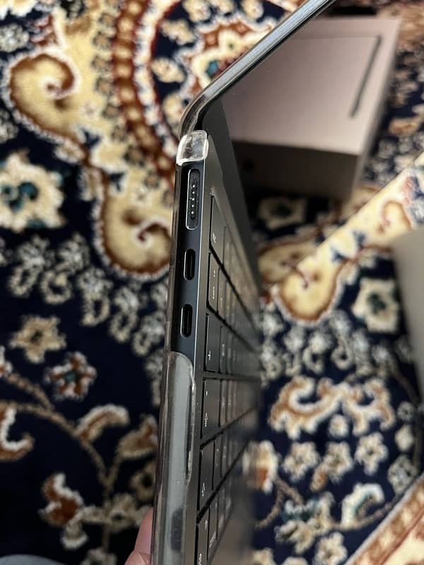 Mac Book Air M2 13.6 inches (256gb SSD 8gb RAM 5