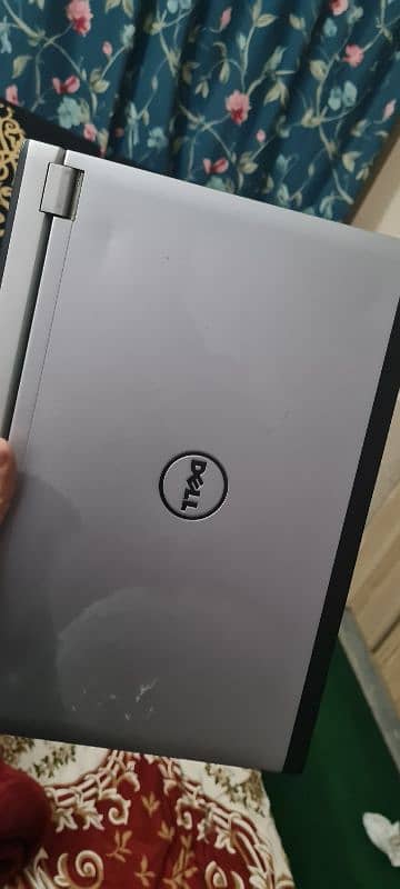 Dell Latitude 3330. Core id 3 3rd gen. 2