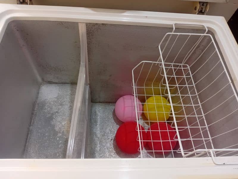 Waves deep freezer in good condition 3