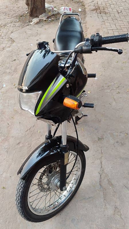 Honda Deluxe 125 Model 2017 Black 3