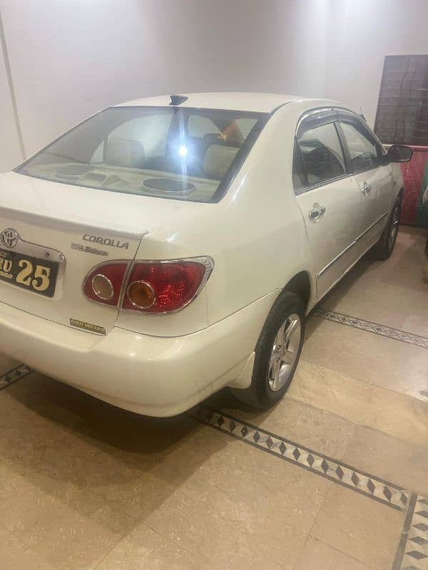 Toyota Corolla SE saloon 5