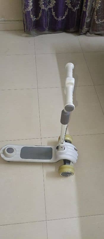 3 Wheels scooty for sale 0