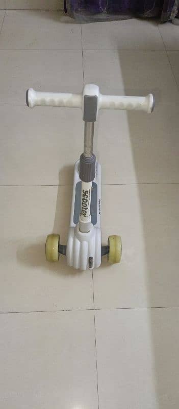 3 Wheels scooty for sale 2