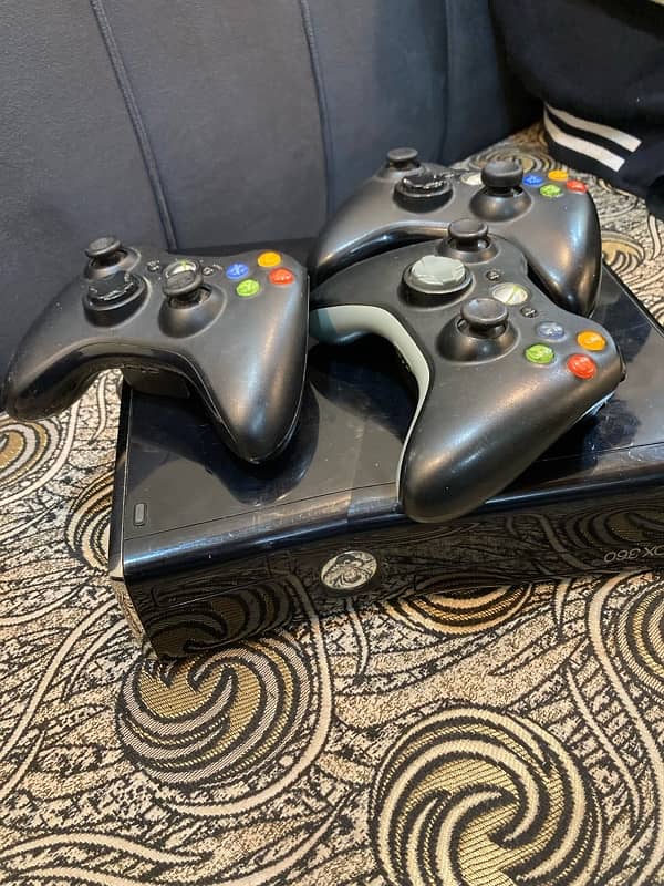 xbox 360 slim with 3 controllers 3