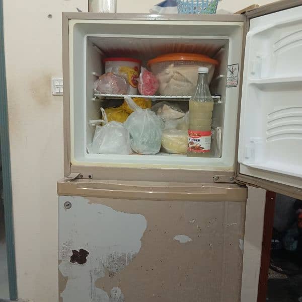 Dawlance Medium Size Fridge 0