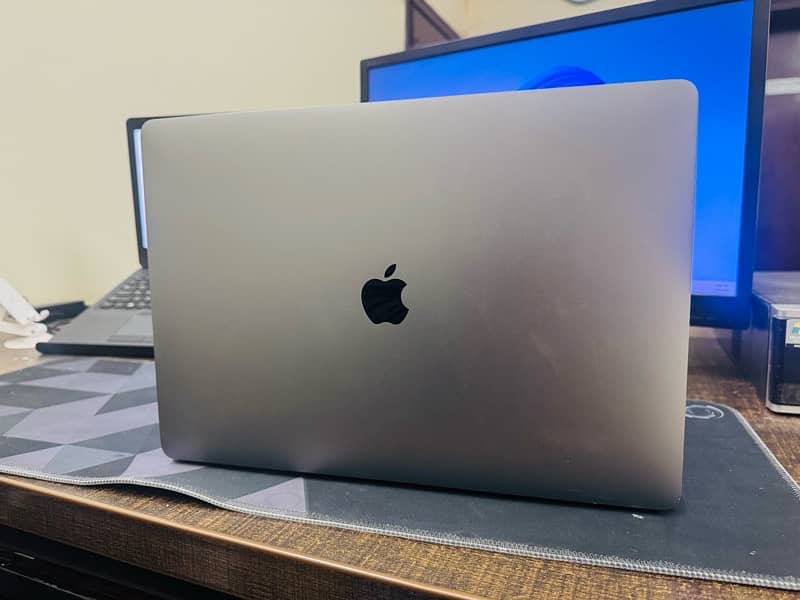 MAC BOOK PRO 2018 2