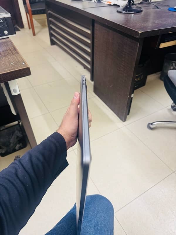 MAC BOOK PRO 2018 4