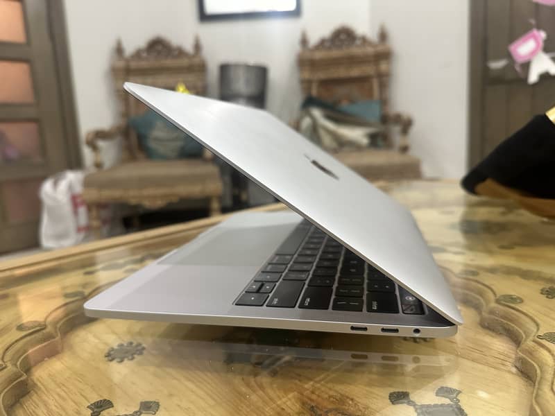 Macbook pro 2019 13 inch 16/256 6