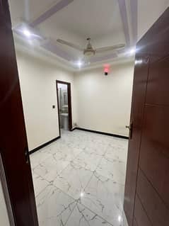 Flat for rent for bachral 2bed tv lounge 2bath kitchen pani bijli 24 hours location jan calony