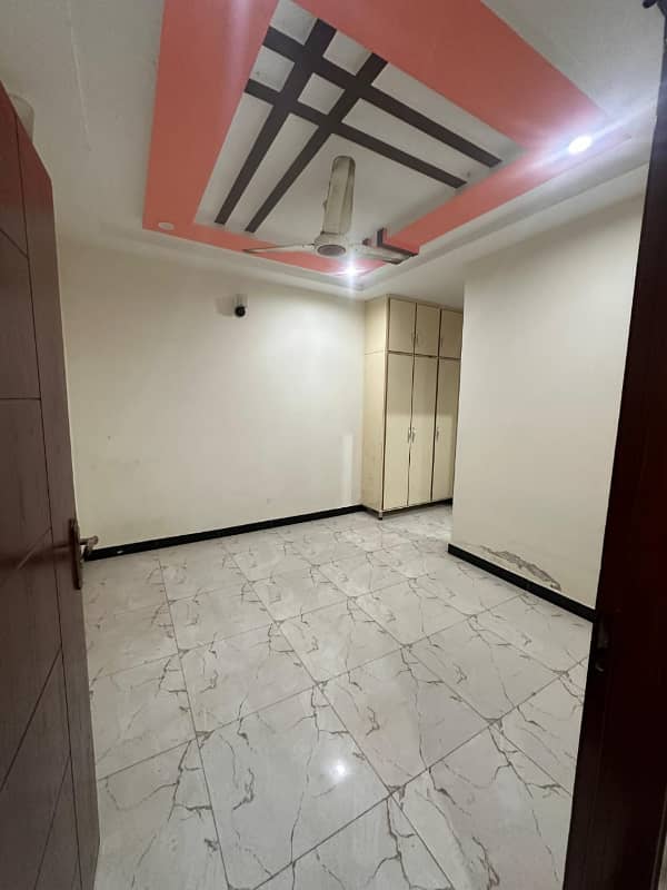 Flat for rent for bachral 2bed tv lounge 2bath kitchen pani bijli 24 hours location jan calony 2