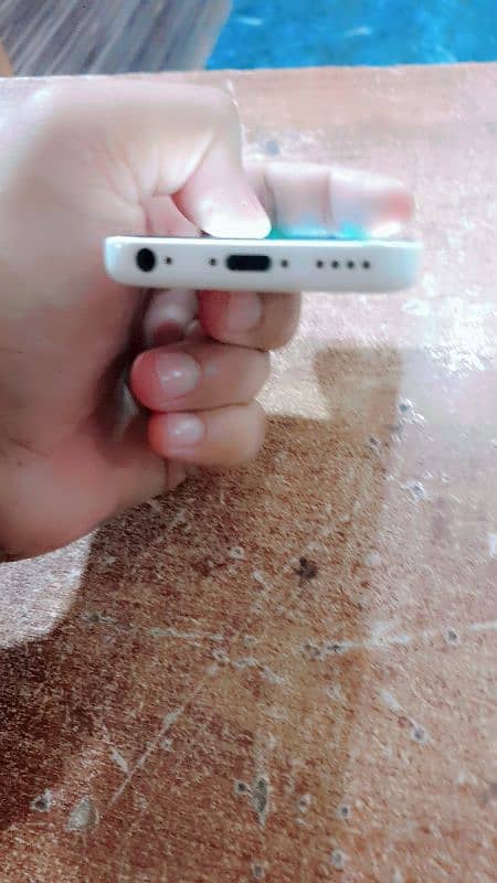 i phone 5c bilkul ok non pta hai ya phir sim working main ho sakti hai 3