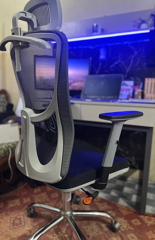 Revoulving Premium Computer Chair 3