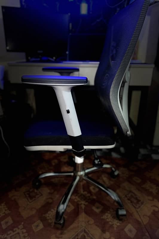 Revoulving Premium Computer Chair 4