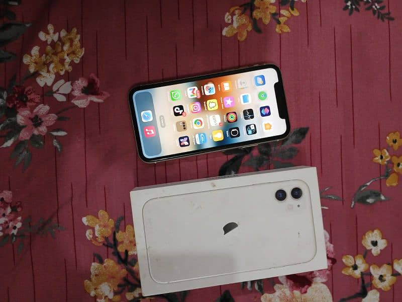 iPhone 11 White – 83% Battery Health | With Box | Excellent Condition 0