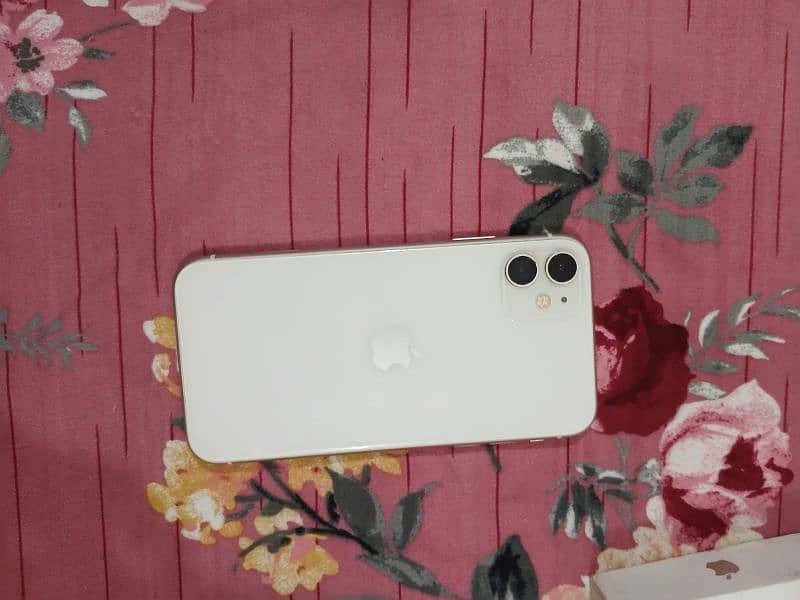 iPhone 11 White – 83% Battery Health | With Box | Excellent Condition 1