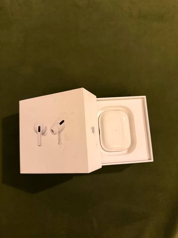 Apple AirPods Pro with Wireless Charging Case 1