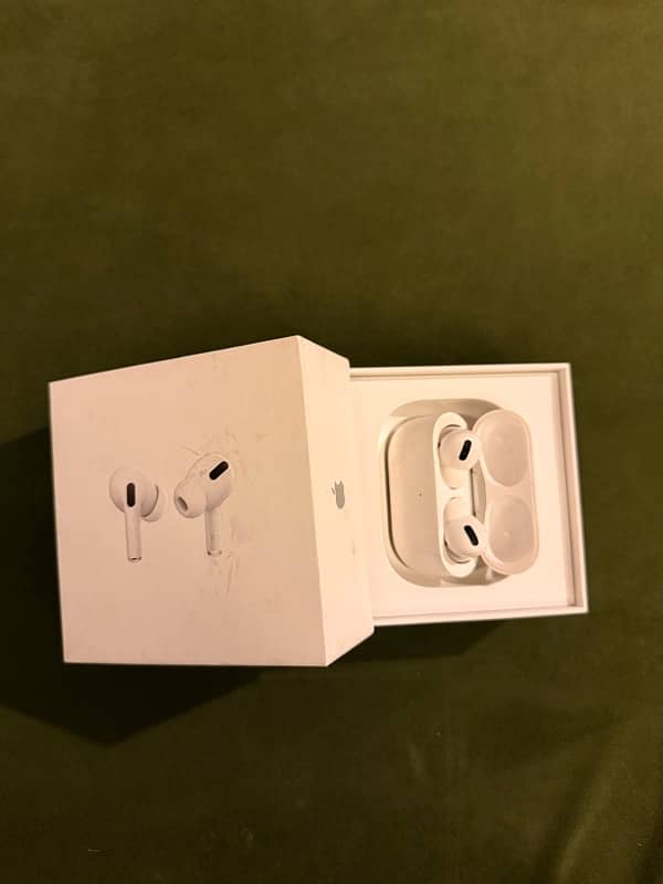 Apple AirPods Pro with Wireless Charging Case 2