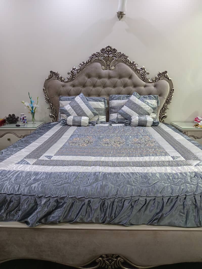 2 pillows, 2 cushions,2 roll cushion,1 spread,3 sided frilled bedsheet 1