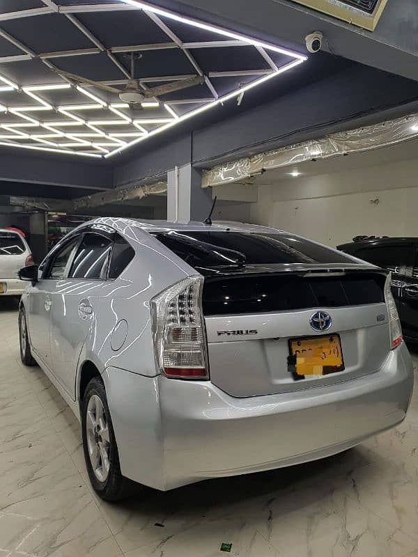 Toyota Prius 2012/2016 s push start full option 5