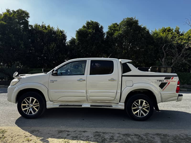 Toyota Hilux Vigo Champ G, Double Cabin 2015 Model 3