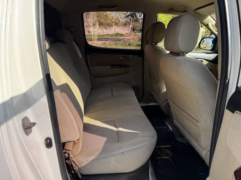 Toyota Hilux Vigo Champ G, Double Cabin 2015 Model 10