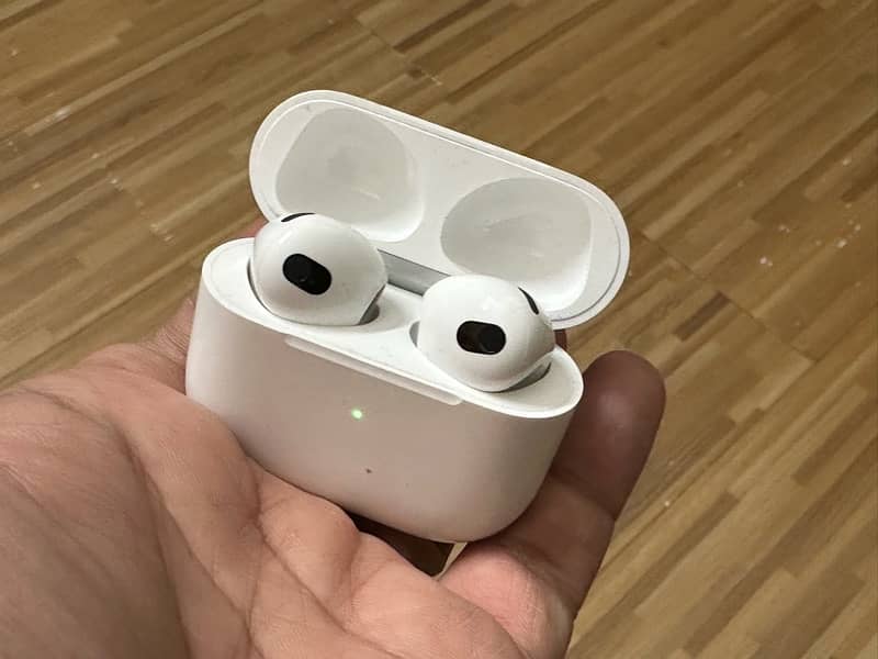 Airpods 3 - 100% functional, no fault but scratches on the case 2