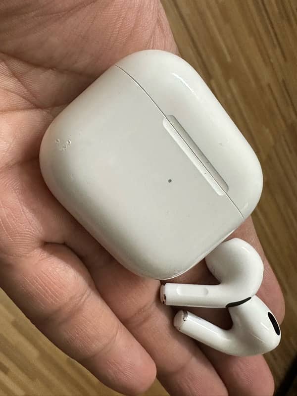 Airpods 3 - 100% functional, no fault but scratches on the case 3