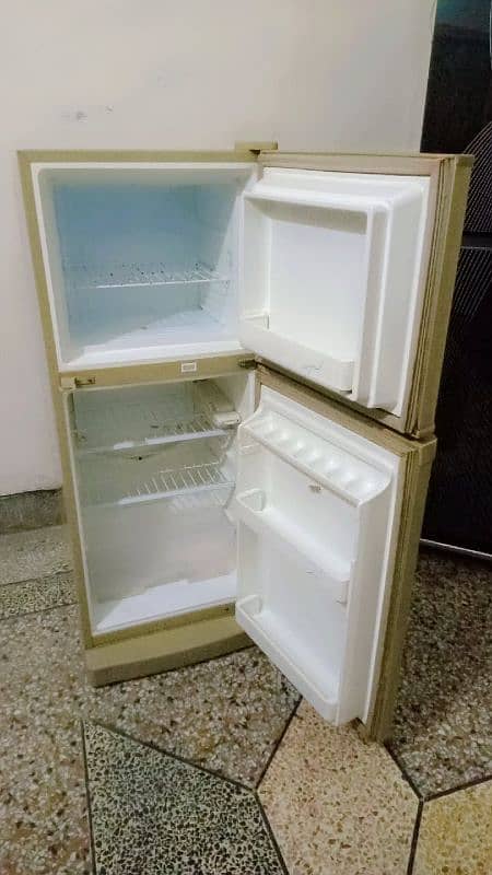 Dawlance fridge small saiz 2