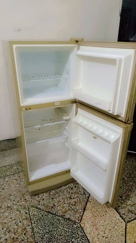 Dawlance fridge small saiz 3