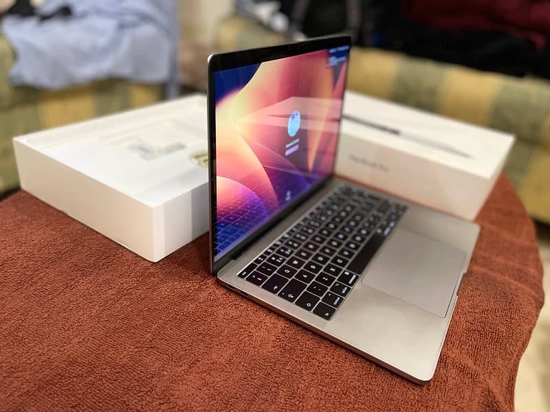 Macbook Pro 13 inch, 2017. 4