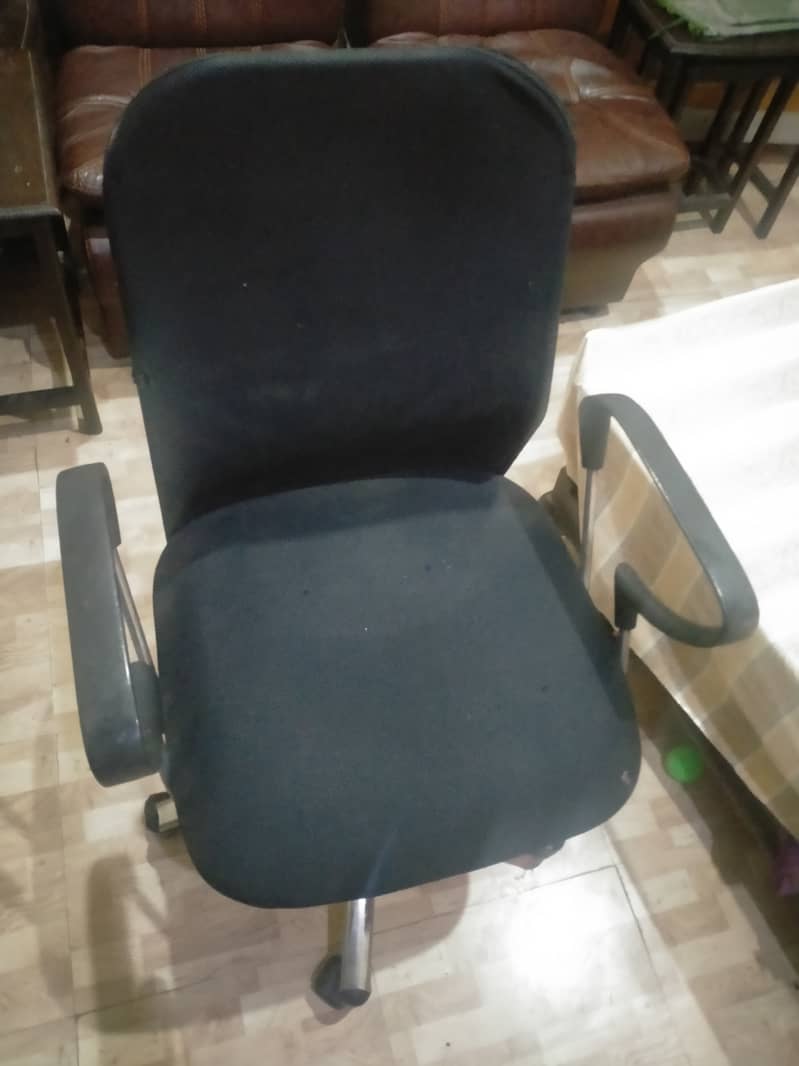 Used chair only 1 pc available 4