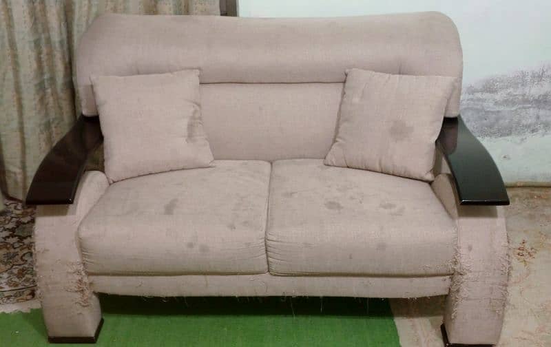 Used sofa set / استعمال شدہ سوفہ سیٹ 1