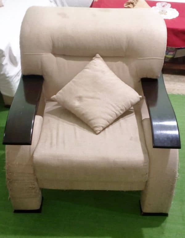 Used sofa set / استعمال شدہ سوفہ سیٹ 4