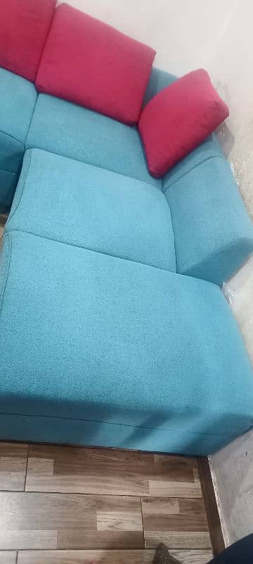 l shaped sofa with 5 big size cushions. condition used like new 2