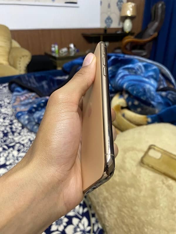 iphone 11 pro DUAL SIM PTA approved scratchless phone golden 1