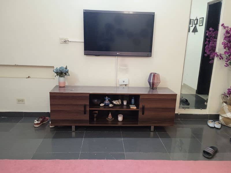 TV console in very good condition 1