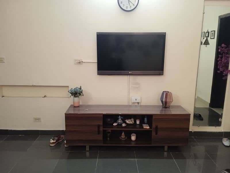 TV console in very good condition 2