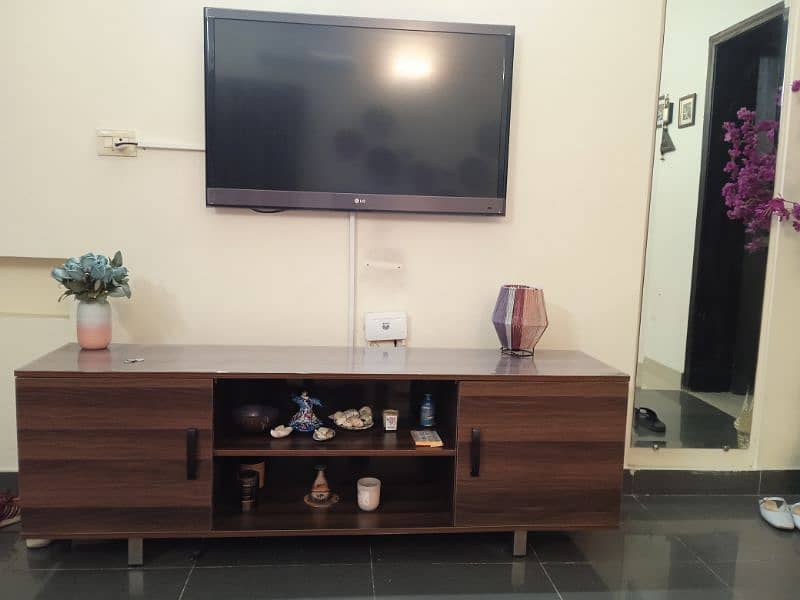 TV console in very good condition 6