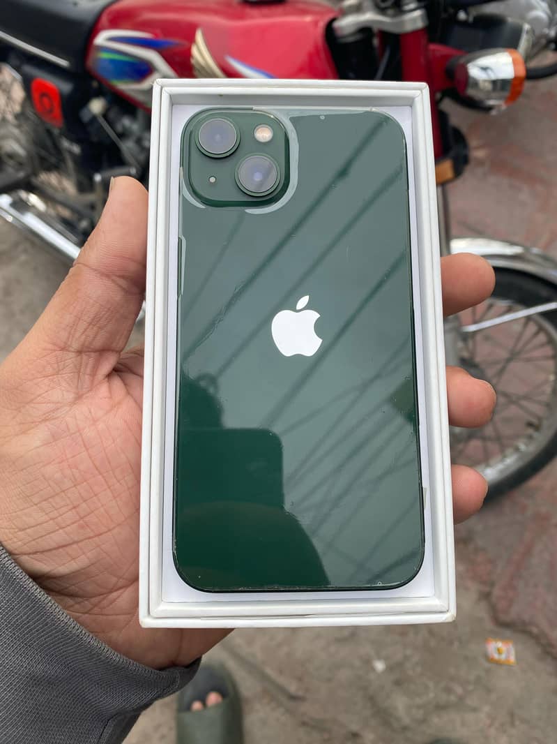 Apple iPhone 13 jv 0