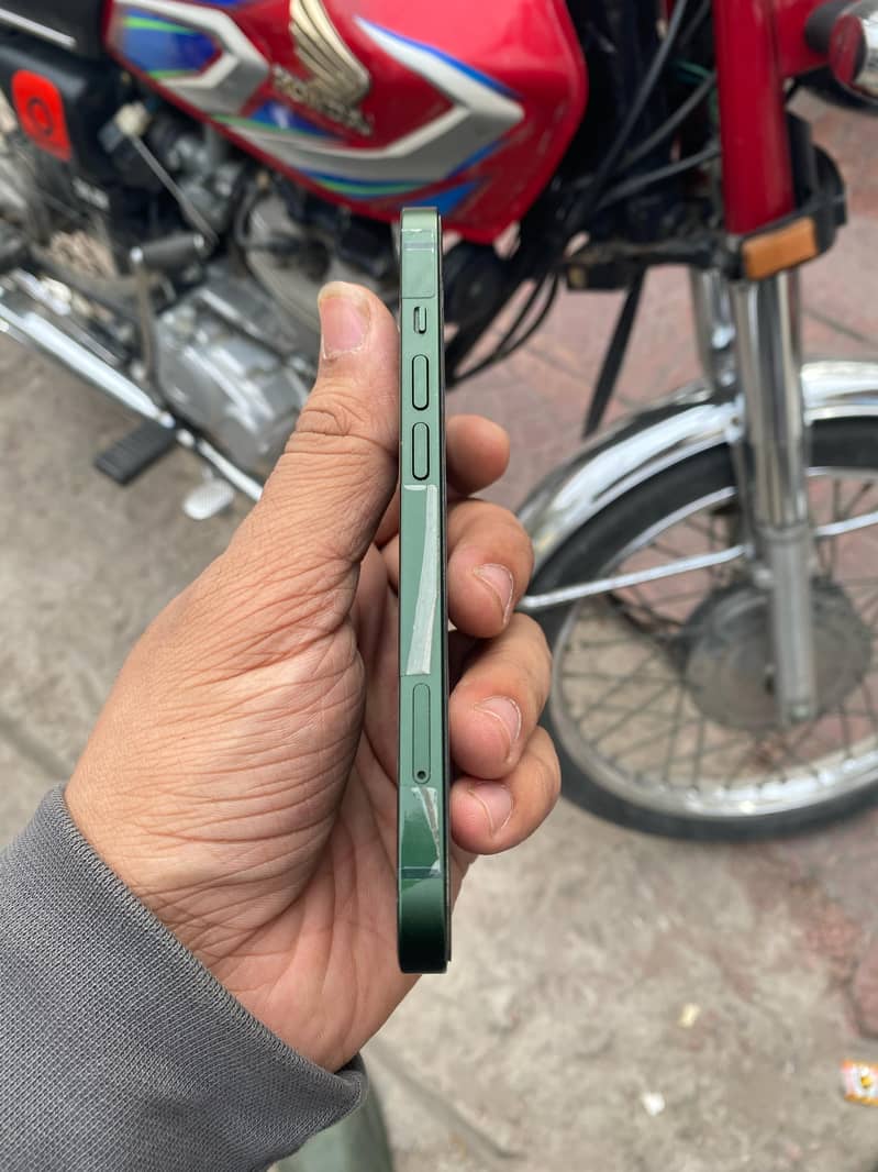 Apple iPhone 13 jv 1