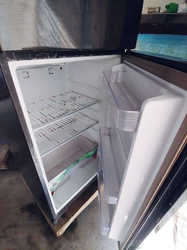 dawlance medium size fridge 3