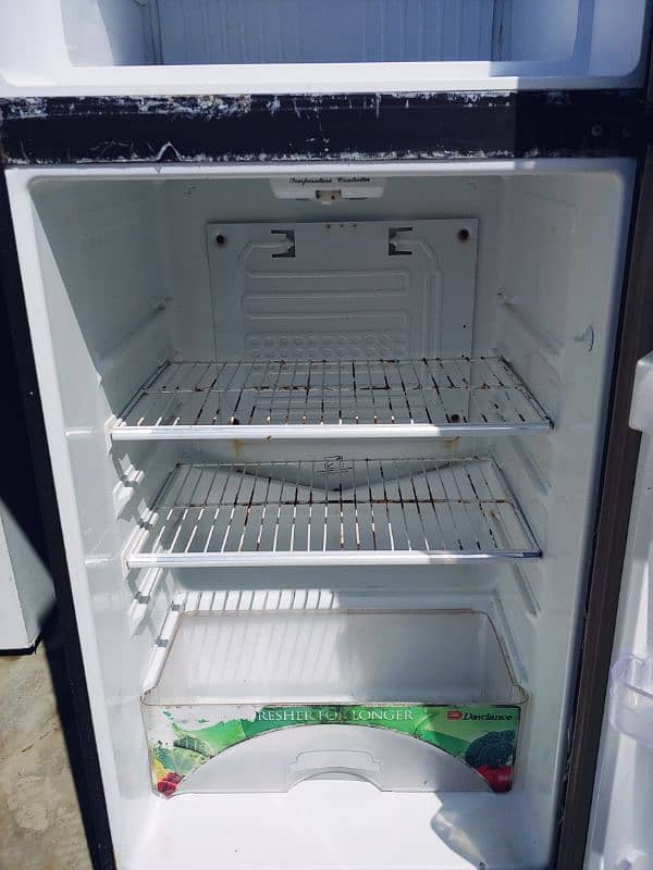 dawlance medium size fridge 4