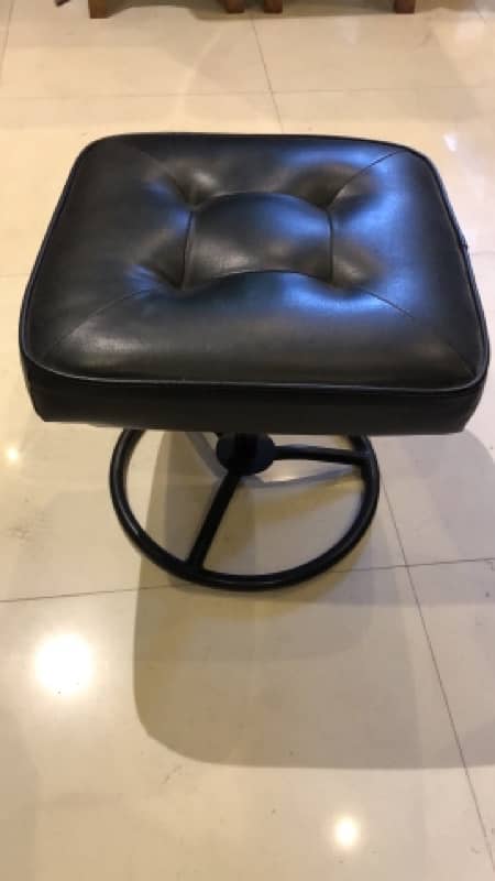 black office chair 1