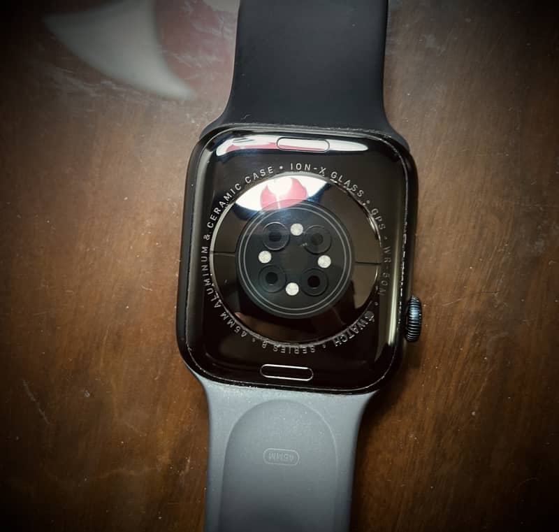 Apple Watch 8 (Black, 45 mm) 1