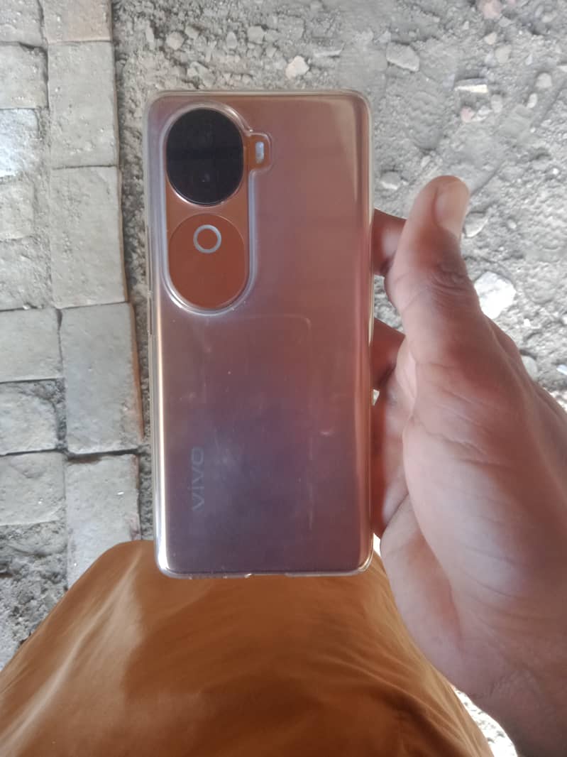 Vivo Y40 4