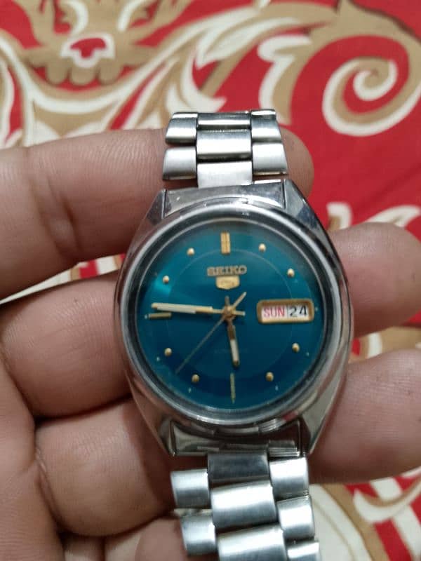 I sell my original Japan made Seiko 5 watches both r in same price 0