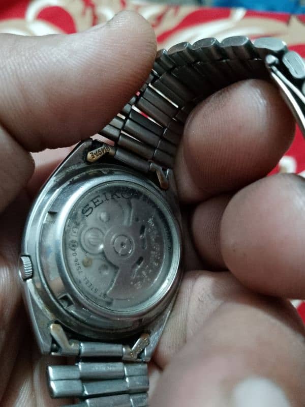 I sell my original Japan made Seiko 5 watches both r in same price 2