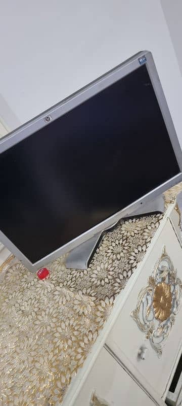 Multiple LCD tv  Hp L2045w 20inch wid 0