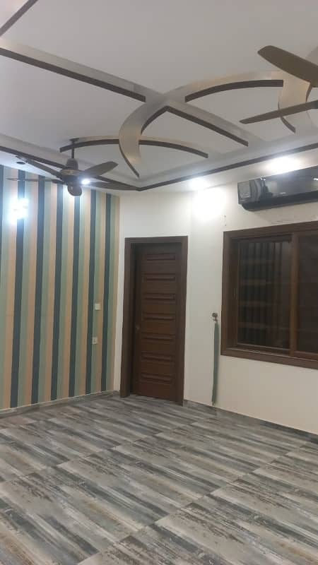 Prime Location 250 Square Yards House Available In Shaheed Millat Road For sale 4